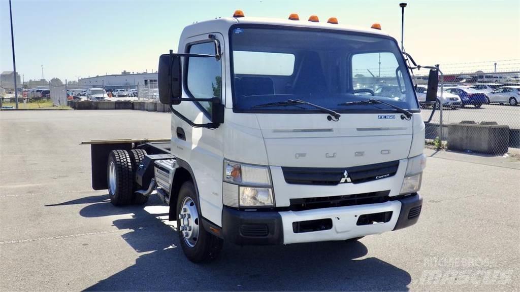 Mitsubishi Fuso FE شاحنات بمقصورة وهيكل