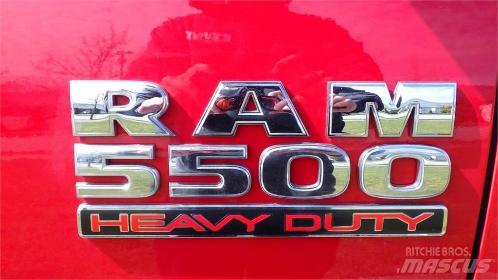 RAM 5500 شاحنات مسطحة/مفصلية الجوانب