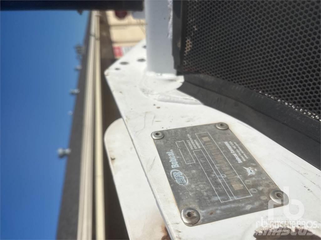 Bobcat 763 لوادر انزلاقية التوجيه