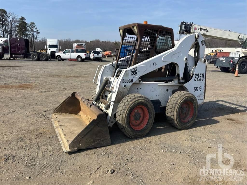 Bobcat S250 لوادر انزلاقية التوجيه