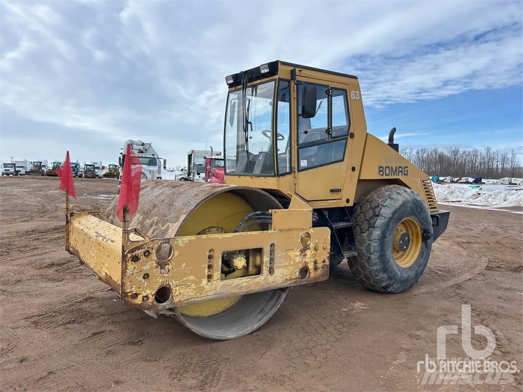 Bomag BW213D مداحل ثنائية الاسطوانة