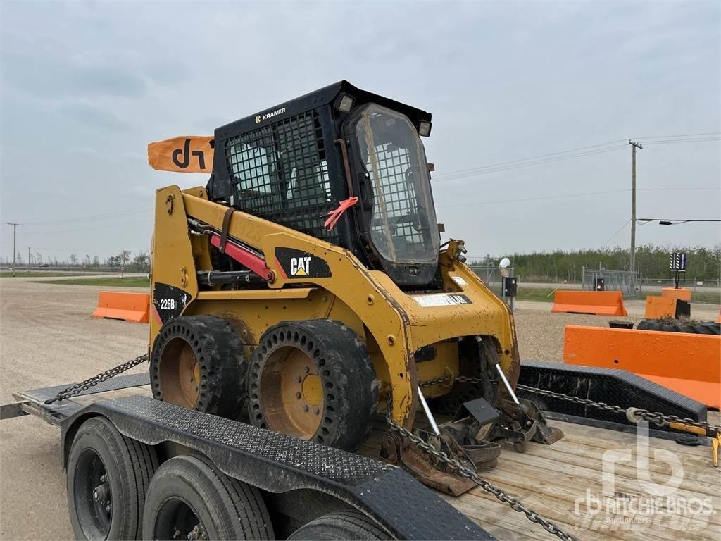 CAT 226B3 لوادر انزلاقية التوجيه
