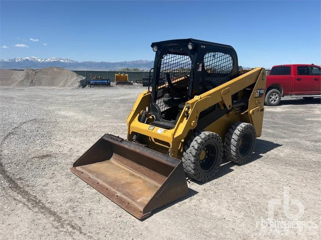 CAT 226D لوادر انزلاقية التوجيه