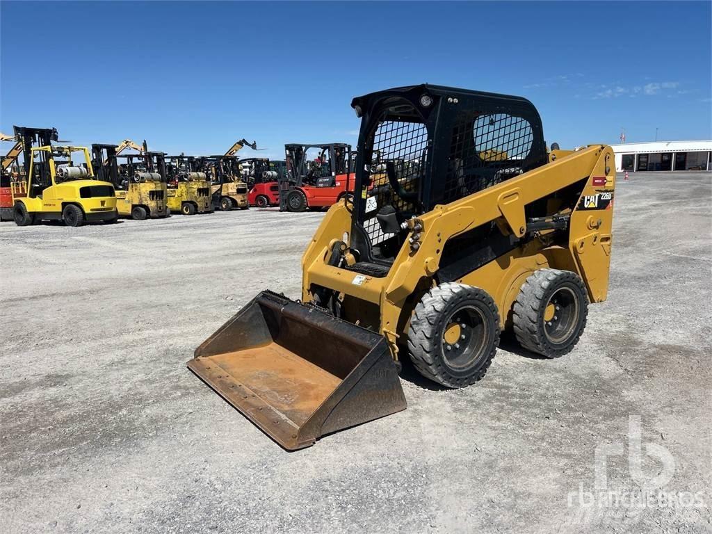 CAT 226D C1-H2 لوادر انزلاقية التوجيه