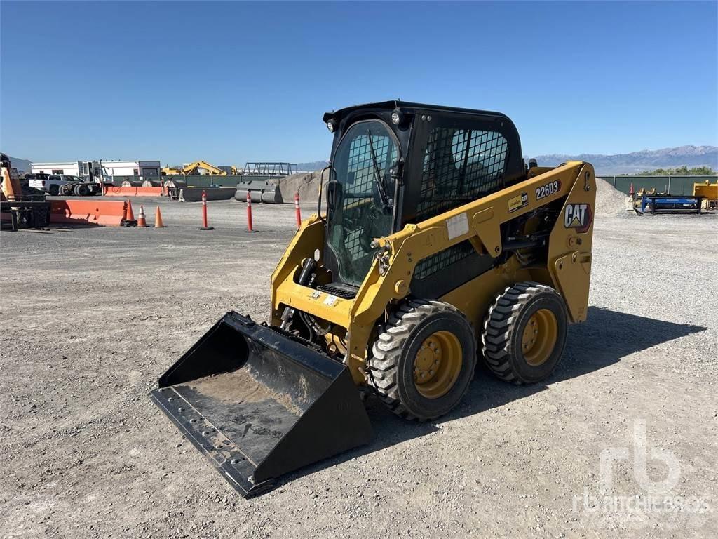CAT 226D3 لوادر انزلاقية التوجيه