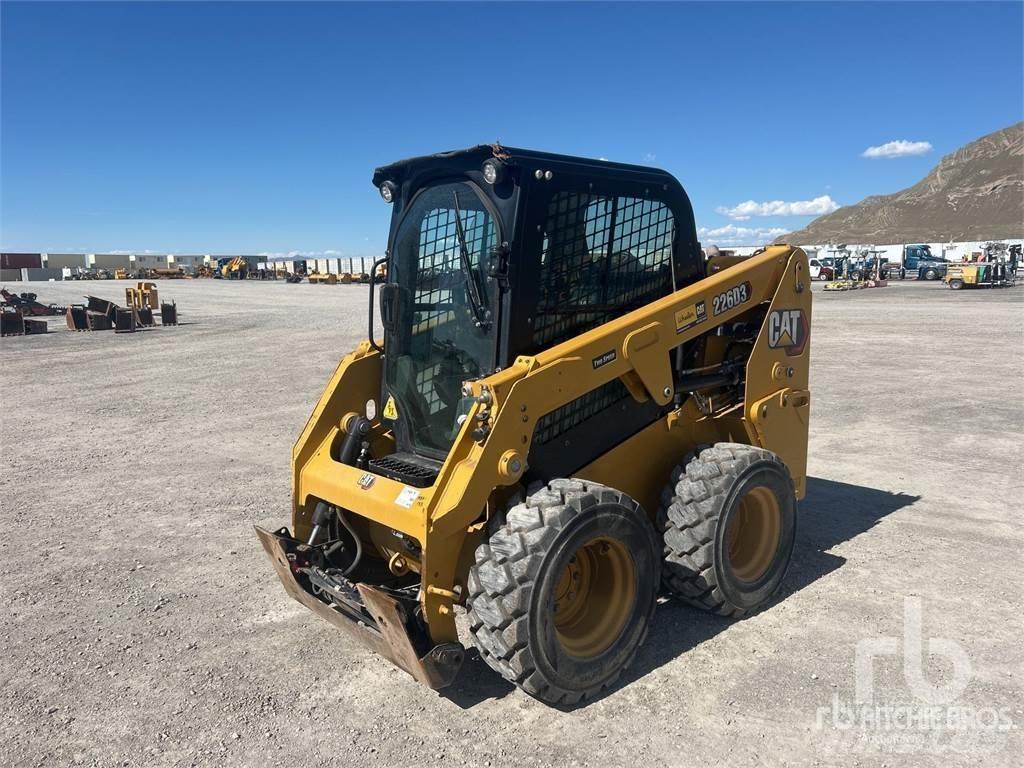 CAT 226D3 C3H2 لوادر انزلاقية التوجيه