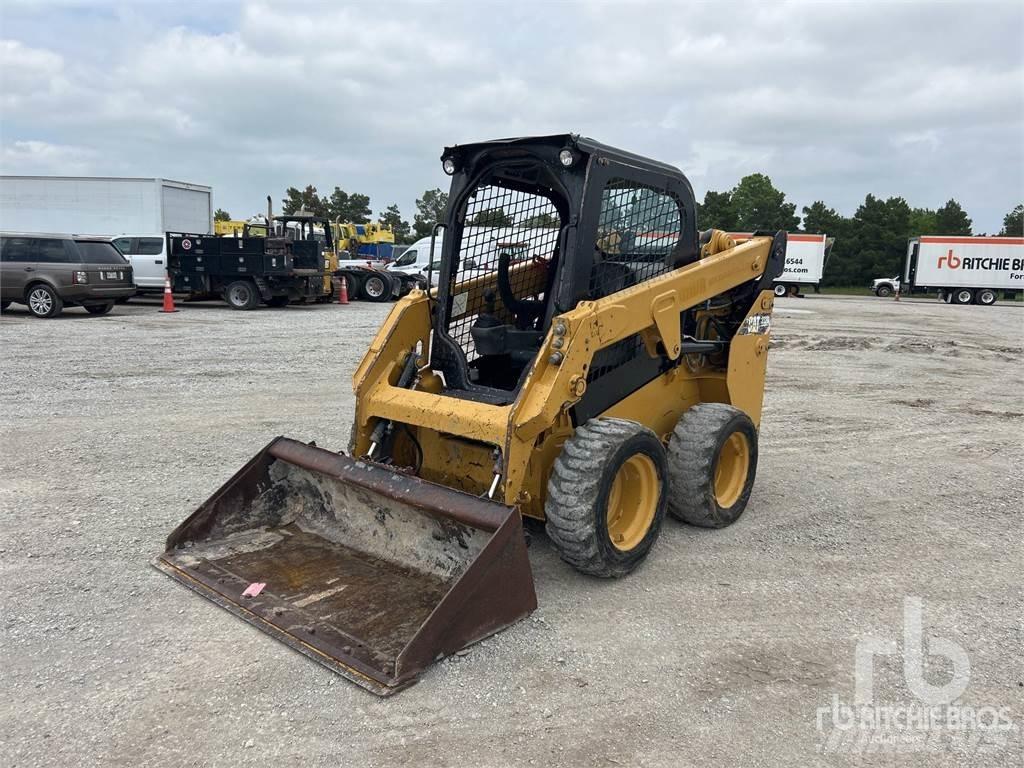 CAT 232D لوادر انزلاقية التوجيه