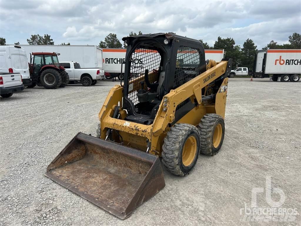 CAT 232D لوادر انزلاقية التوجيه