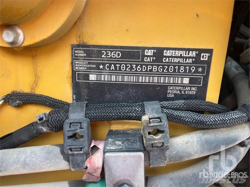 CAT 236D لوادر انزلاقية التوجيه