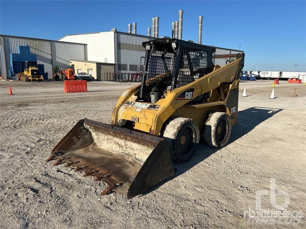 CAT 252 لوادر انزلاقية التوجيه