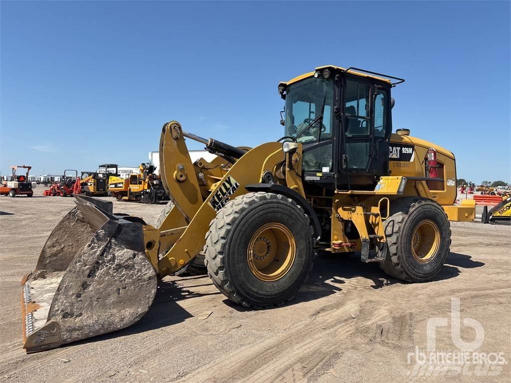 CAT 926M لوادر بعجل