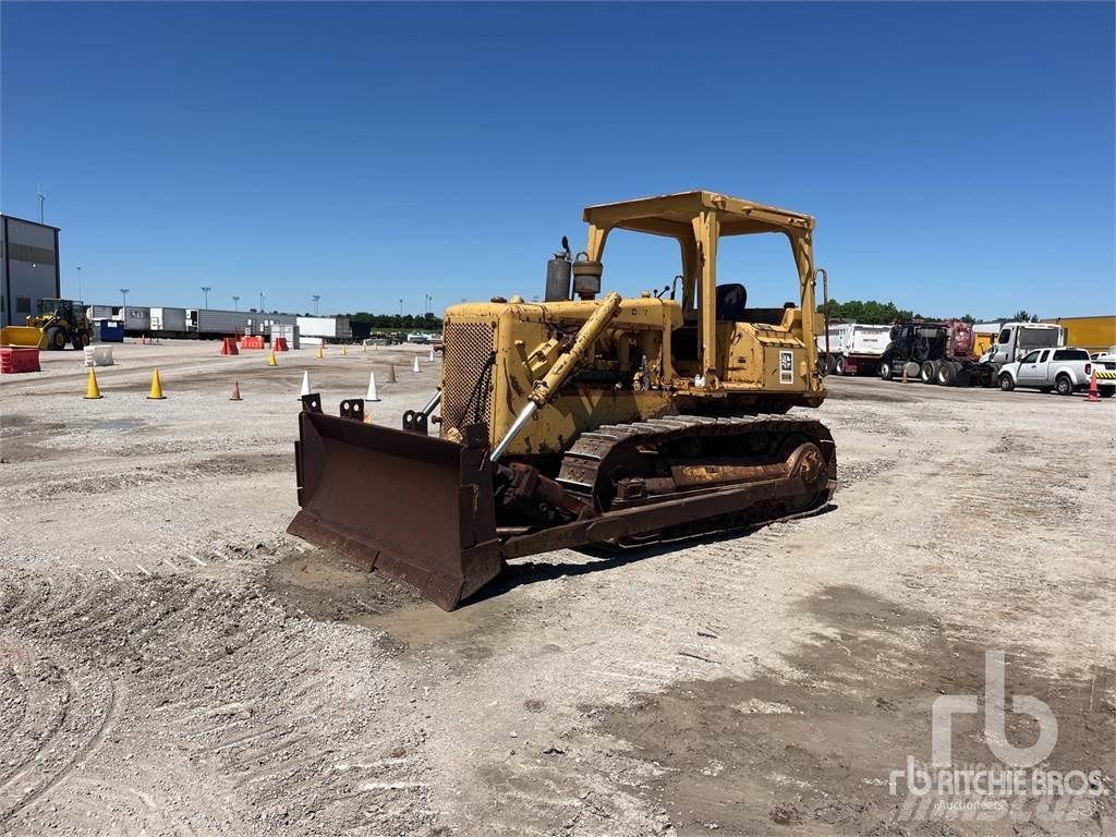 CAT D5B بلدوزرات مجنزرة