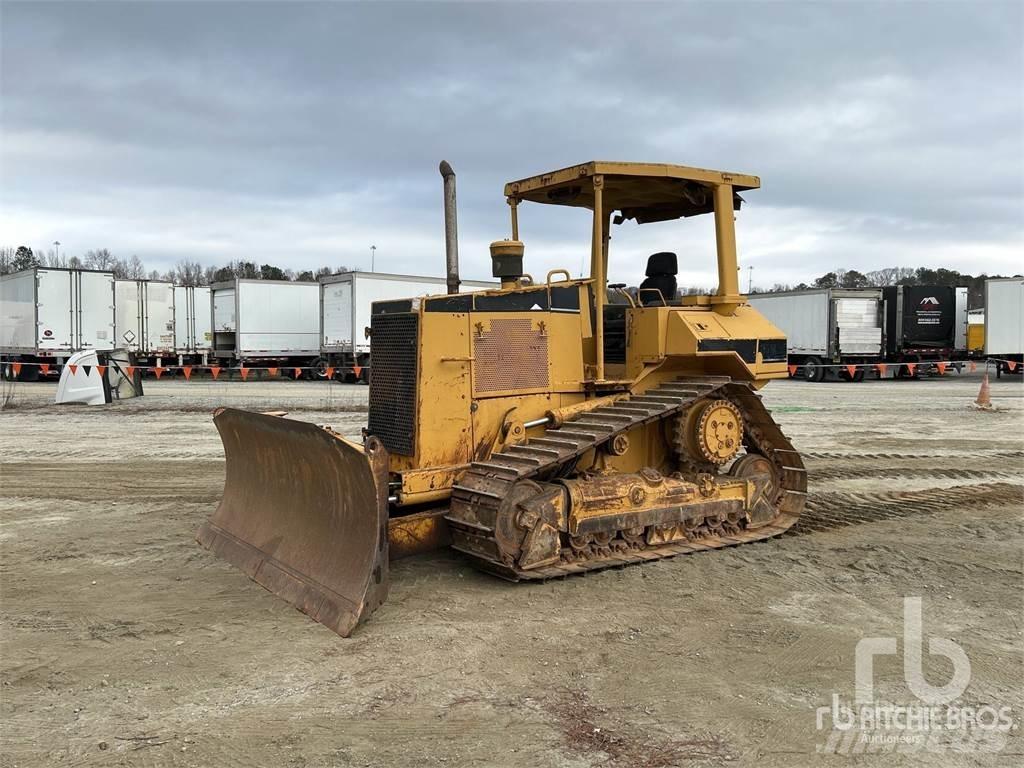 CAT D5M بلدوزرات مجنزرة