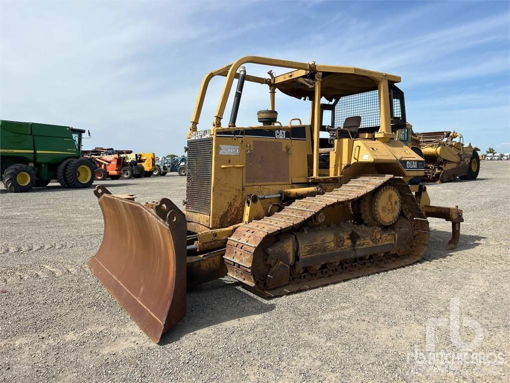 CAT D6M XL بلدوزرات مجنزرة