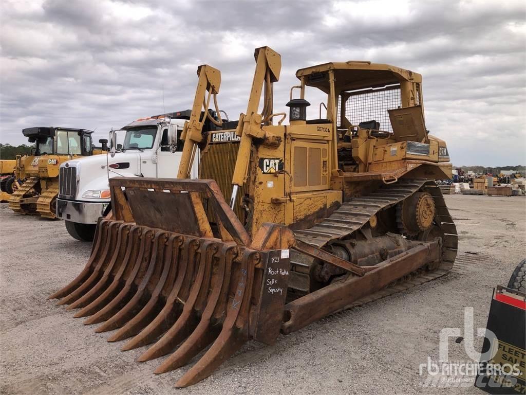 CAT D7H بلدوزرات مجنزرة