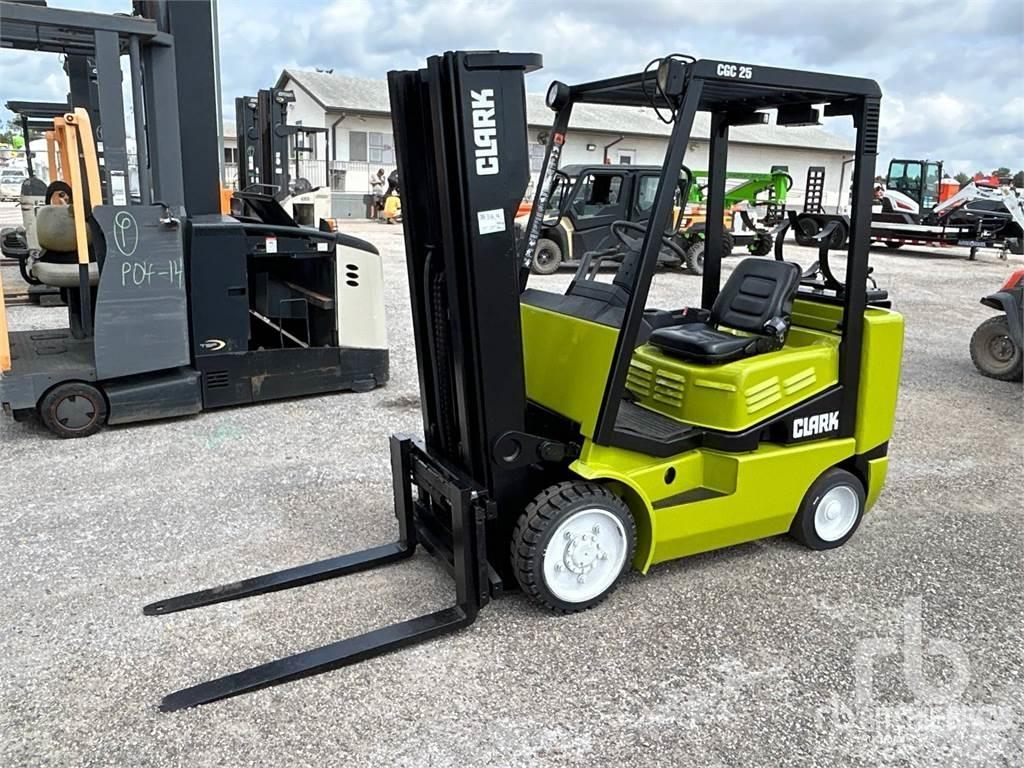 Clark CGC25 شاحنات الديزل