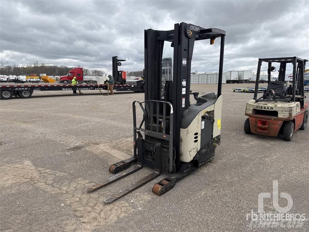 Crown RR 5200 شاحنات ذات رافعات شوكية تعمل بالكهرباء
