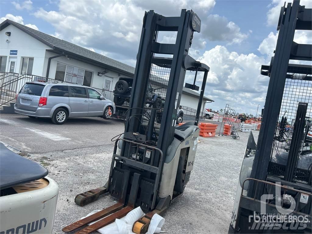 Crown RR5225-35 شاحنات ذات رافعات شوكية تعمل بالكهرباء
