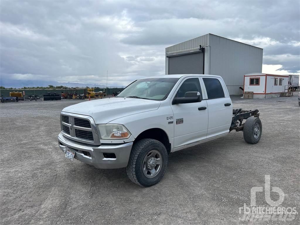 Dodge 2500 شاحنات بمقصورة وهيكل