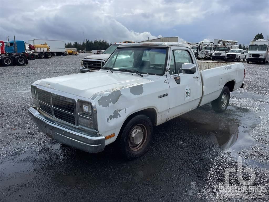 Dodge D150 شاحنات خفيفة/مفصلية الجوانب