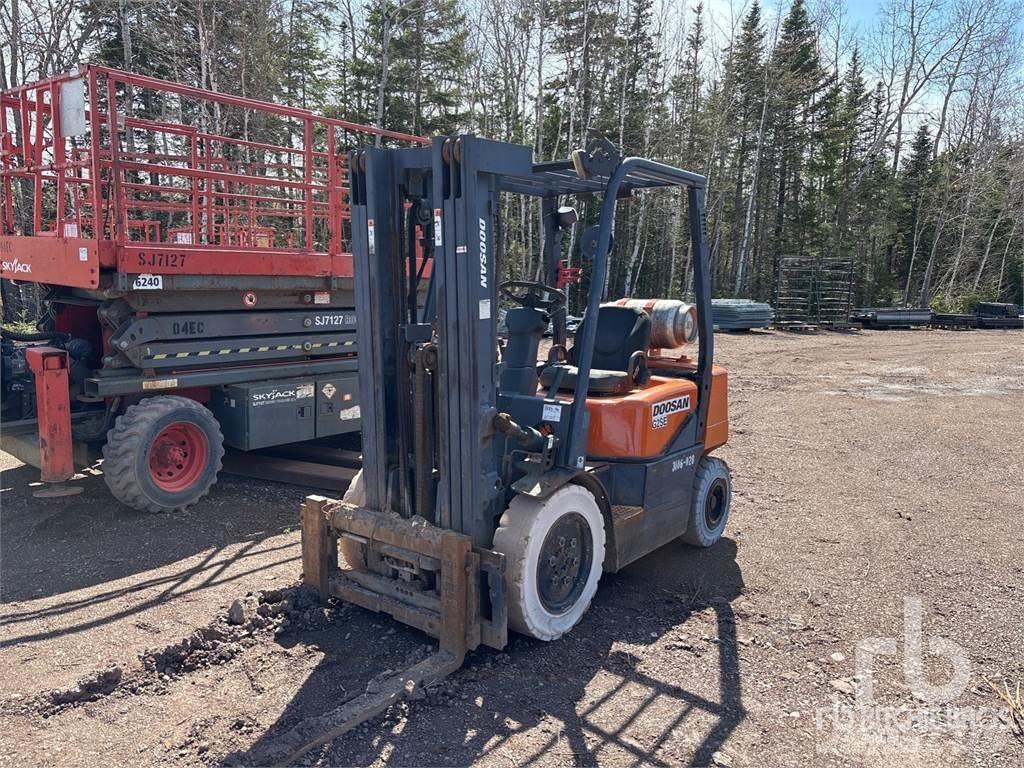 Doosan G25E-3 شاحنات الديزل