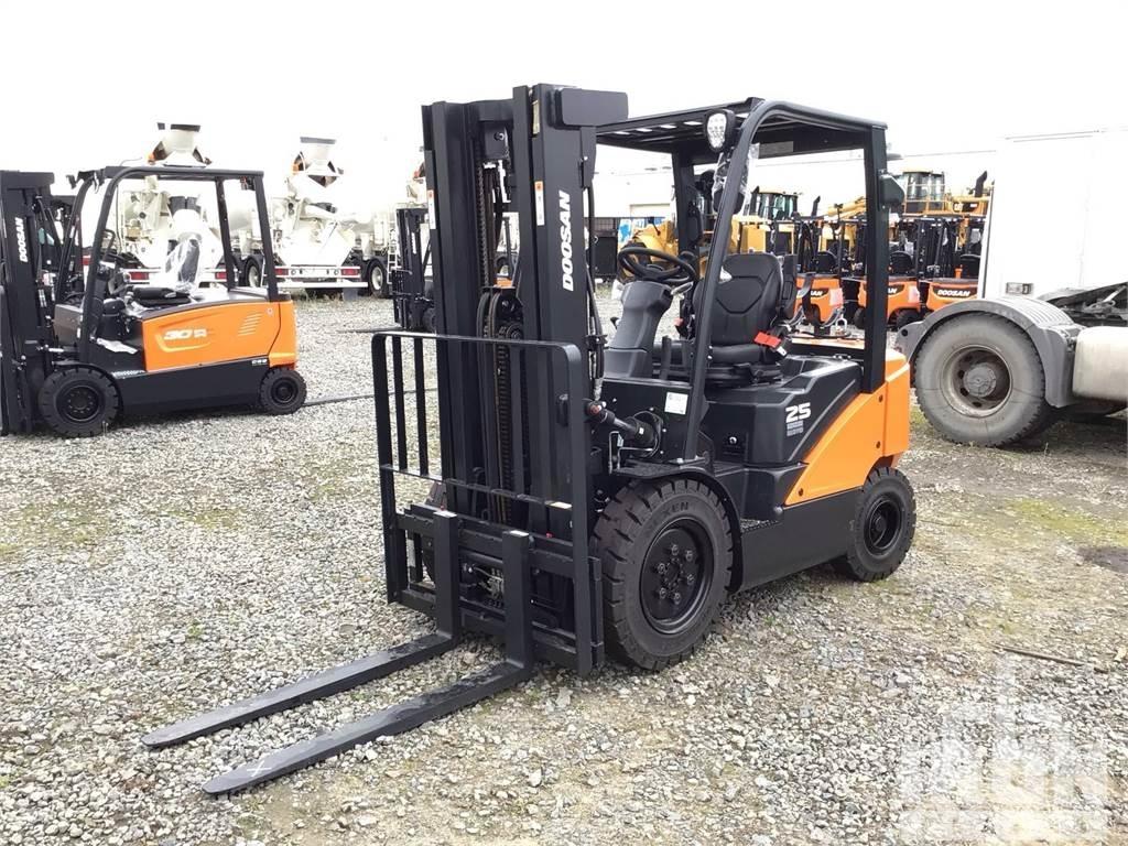 Doosan G25E-7 شاحنات الديزل