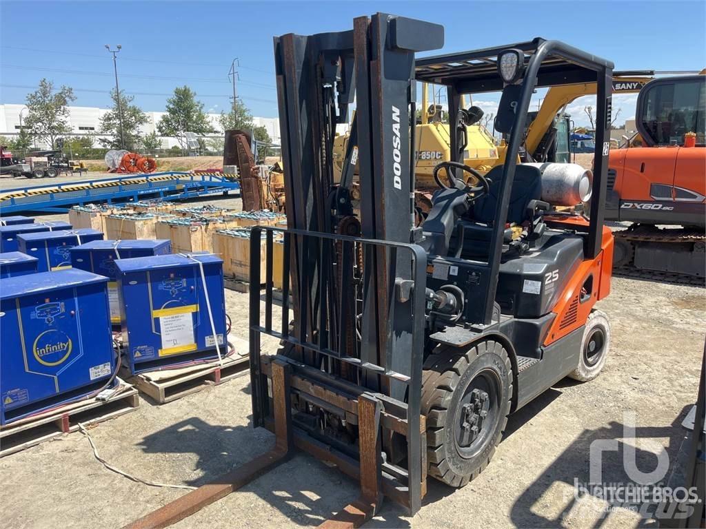 Doosan G25P-7DF شاحنات الديزل