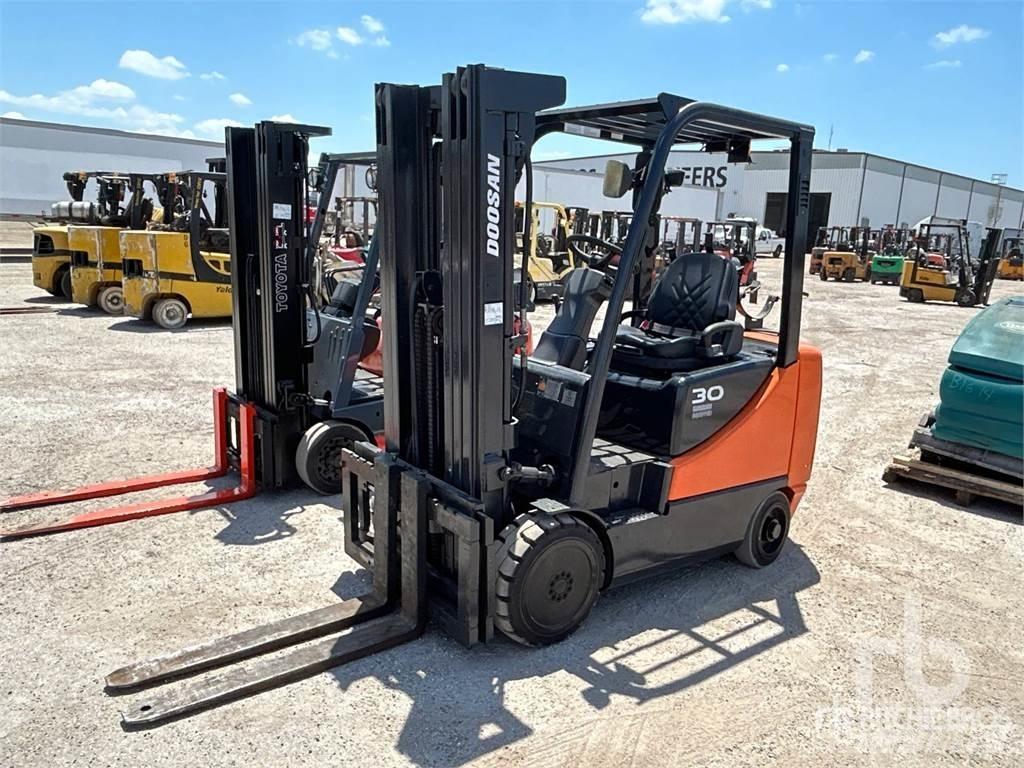 Doosan GC30E-5 شاحنات الديزل