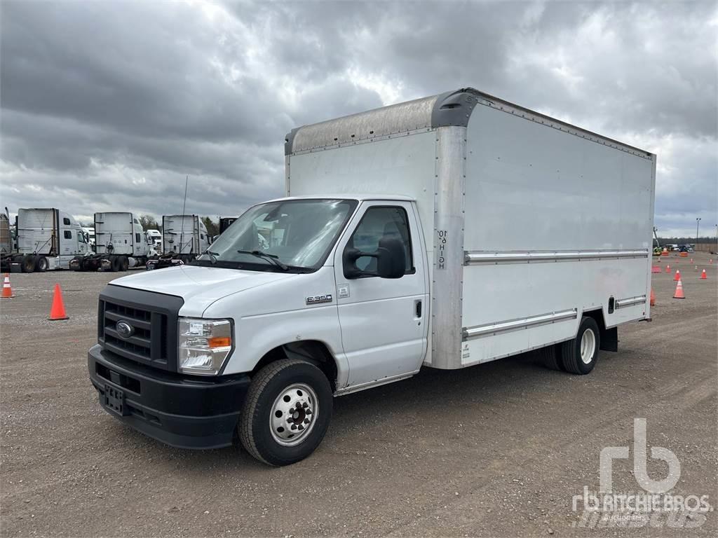Ford E-350 شاحنة مقفلة