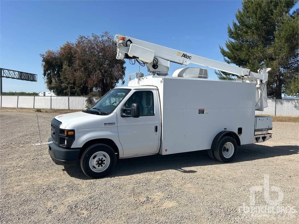 Ford E-350 المنصات الهوائية المثبتة على مقطورة