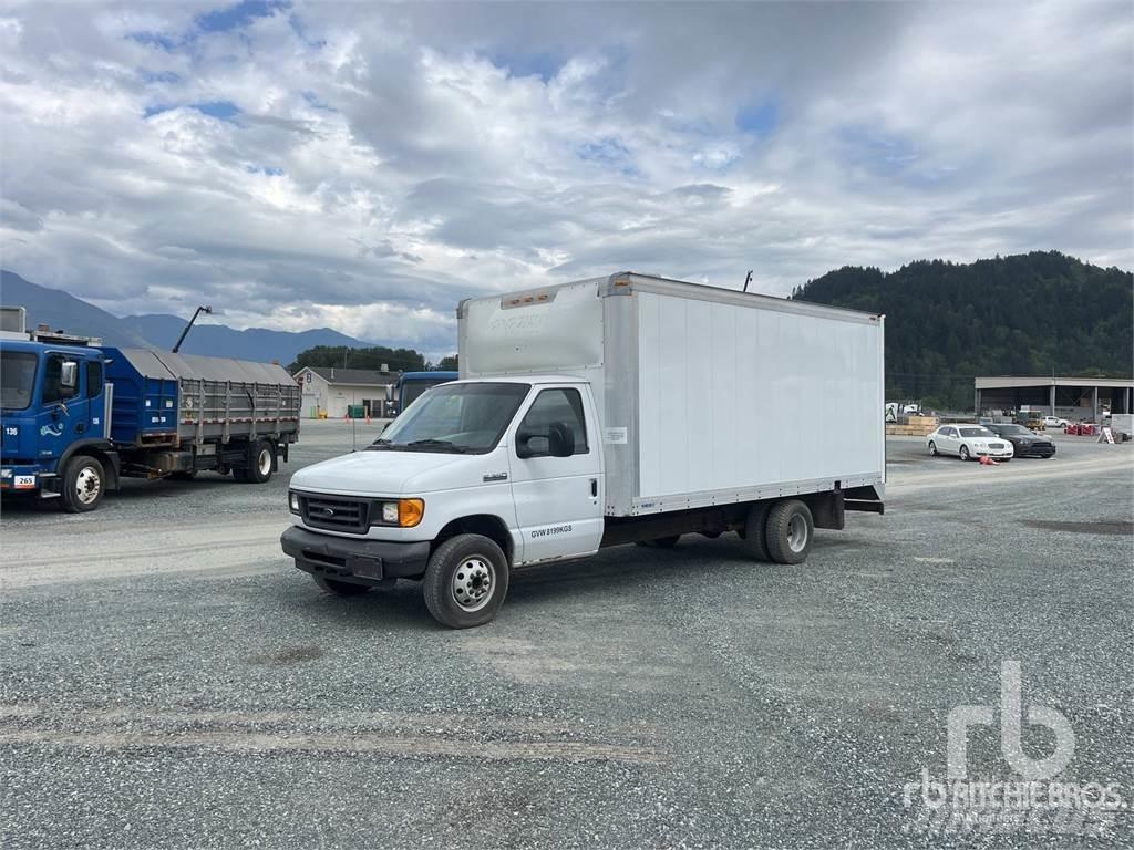 Ford E-350 شاحنة مقفلة