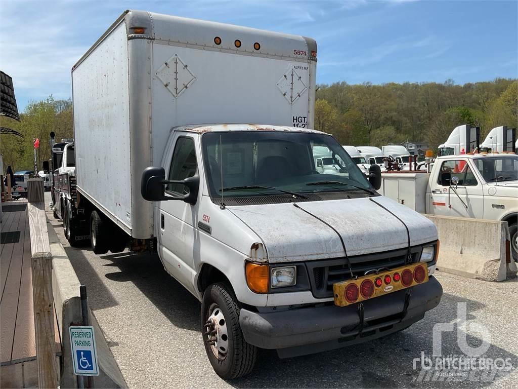 Ford E-450 شاحنة مقفلة