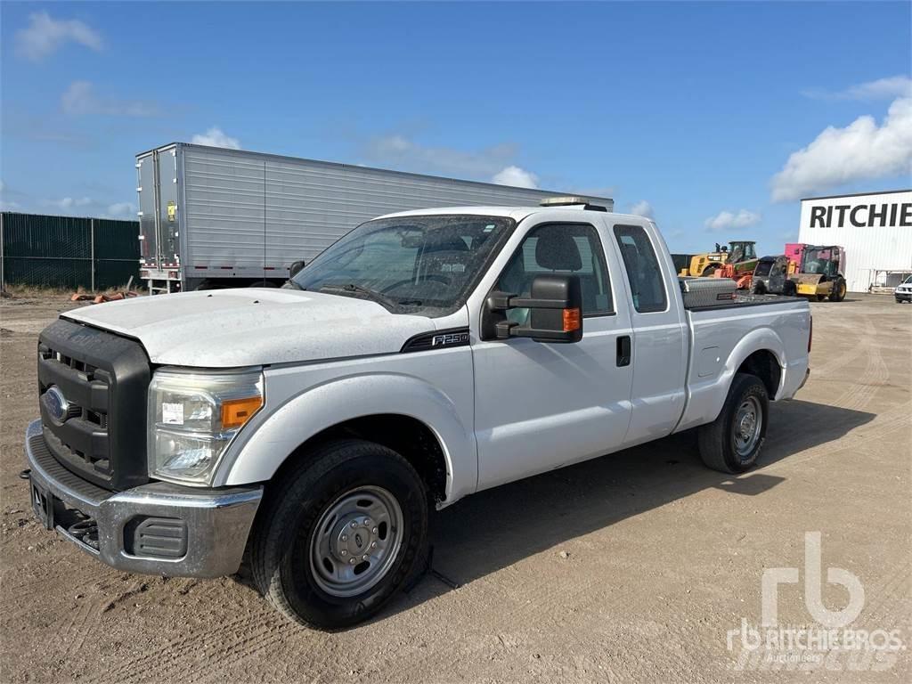 Ford F-250 شاحنات خفيفة/مفصلية الجوانب