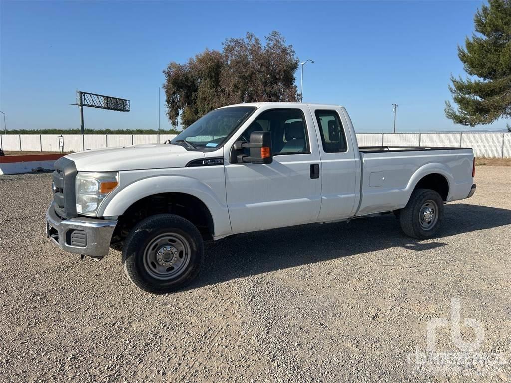 Ford F-250 شاحنات خفيفة/مفصلية الجوانب