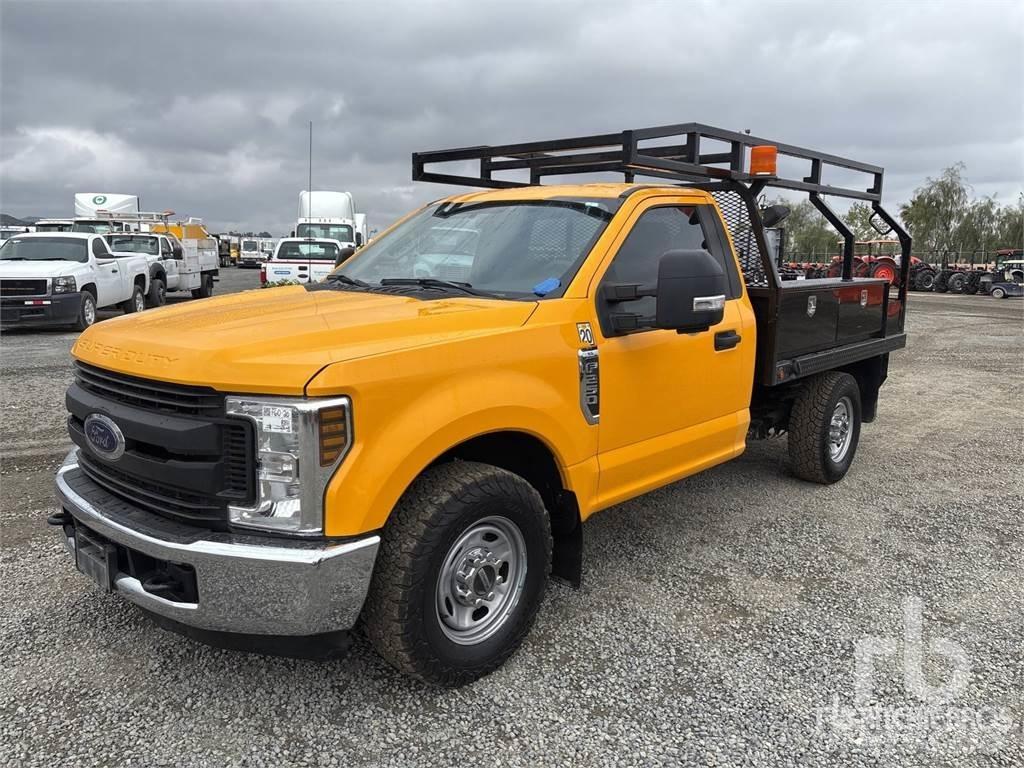 Ford F-250 شاحنات مسطحة/مفصلية الجوانب
