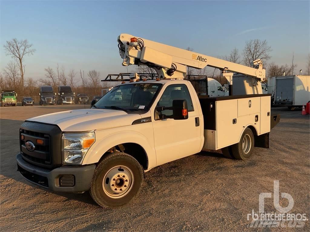 Ford F-350 المنصات الهوائية المثبتة على مقطورة