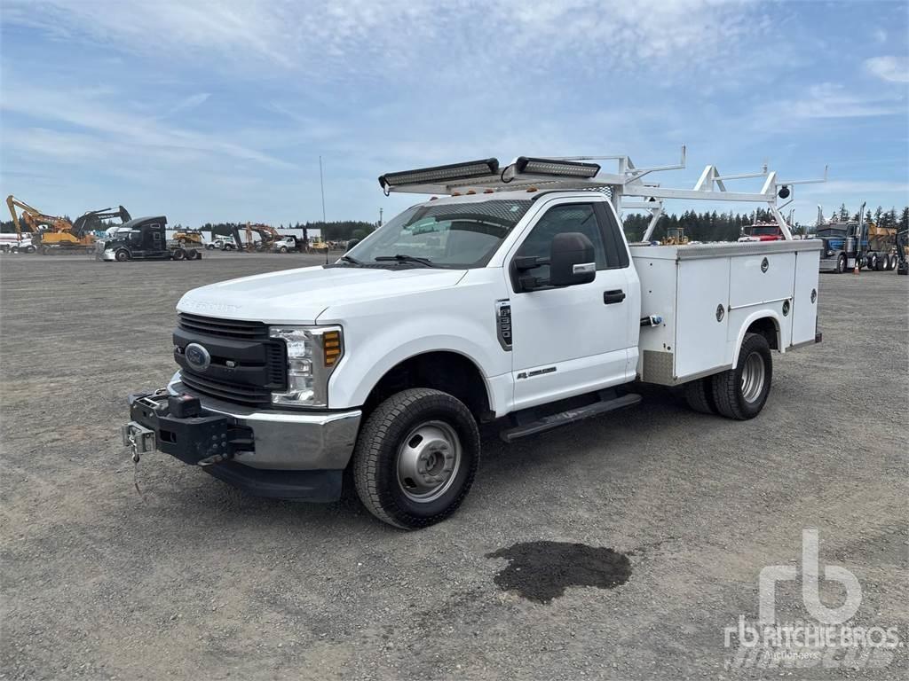 Ford F-350 شاحنات بمقصورة وهيكل