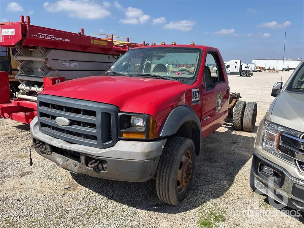 Ford F-450 شاحنات بمقصورة وهيكل