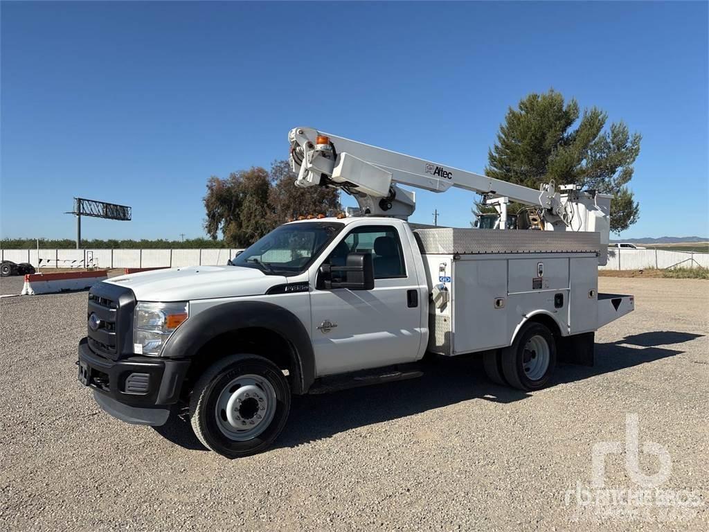 Ford F-450 المنصات الهوائية المثبتة على مقطورة