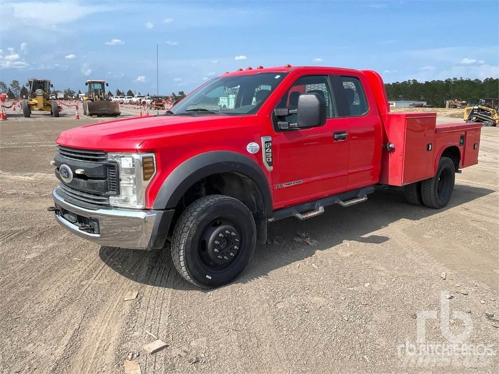 Ford F-450 شاحنات بمقصورة وهيكل