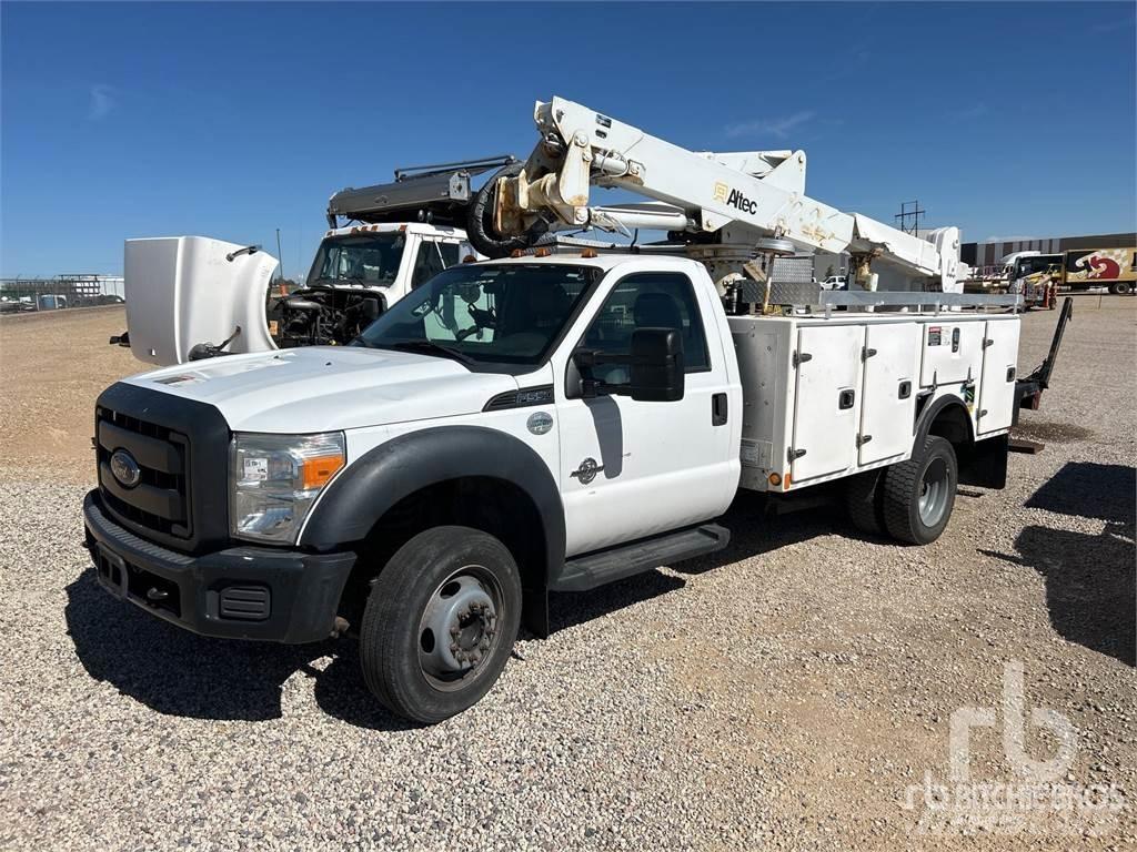 Ford F-550 المنصات الهوائية المثبتة على مقطورة