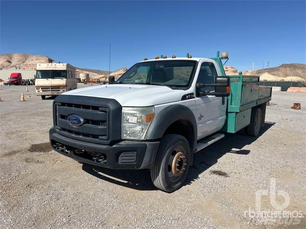 Ford F-550 شاحنات مسطحة/مفصلية الجوانب