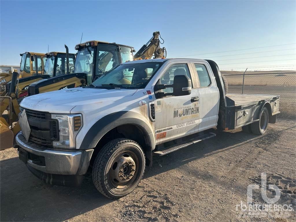Ford F-550 شاحنات مسطحة/مفصلية الجوانب