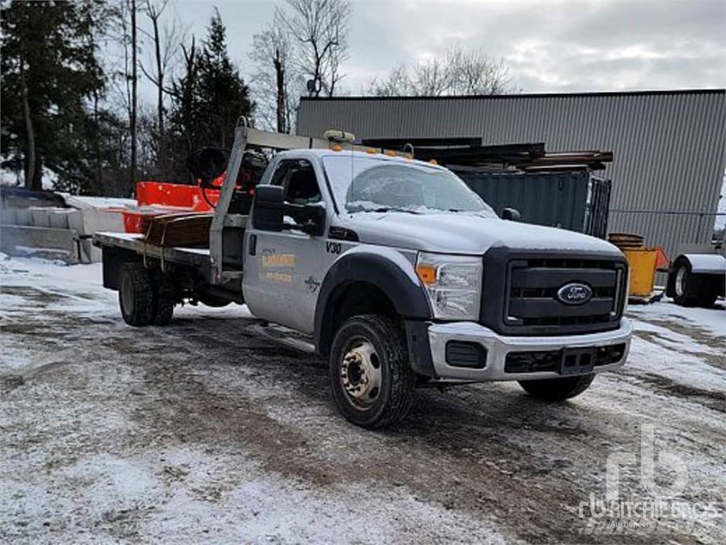 Ford F-550 شاحنات مسطحة/مفصلية الجوانب