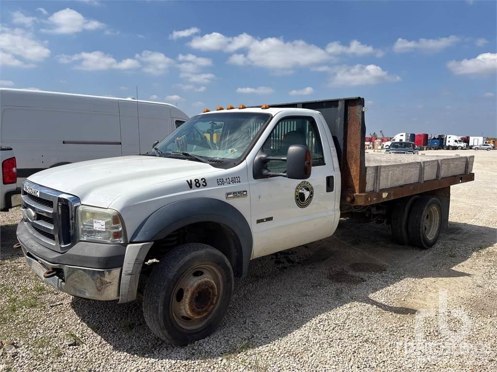 Ford F-550 شاحنات مسطحة/مفصلية الجوانب
