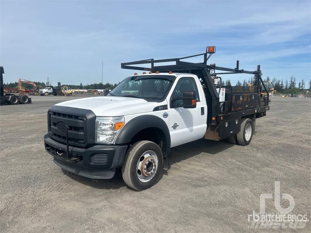 Ford F-550 شاحنات مسطحة/مفصلية الجوانب