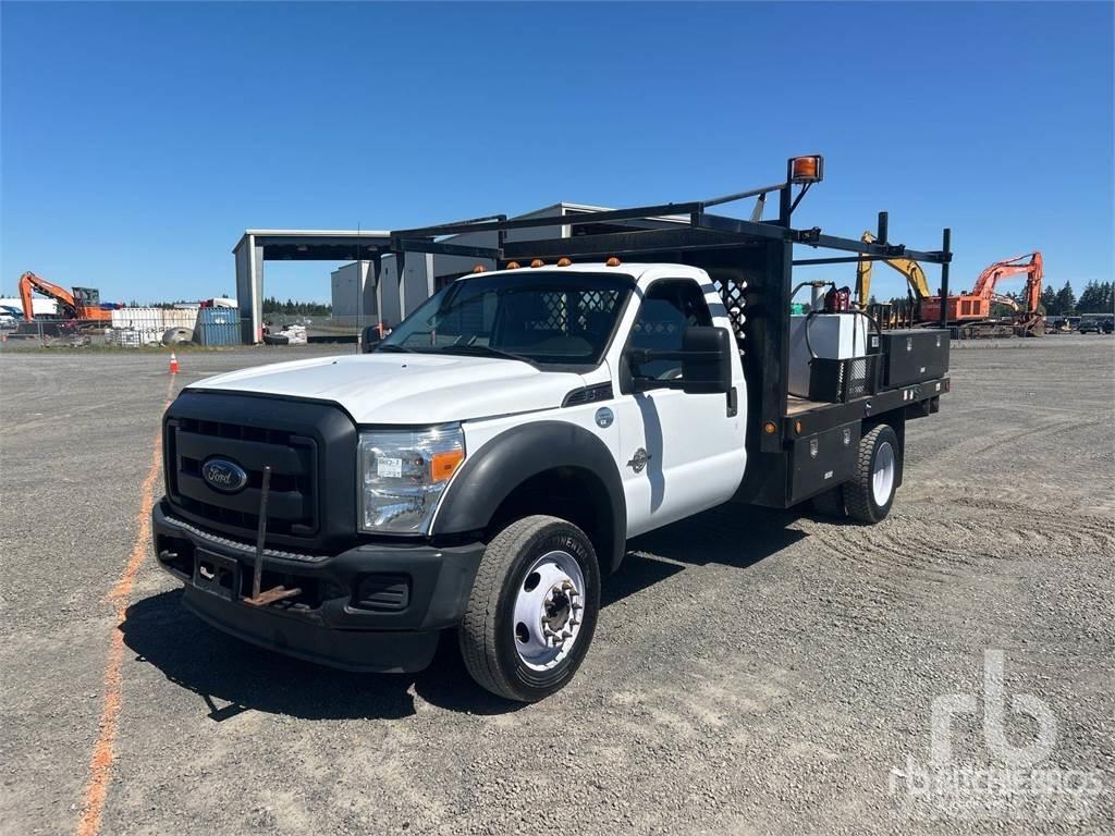 Ford F-550 شاحنات مسطحة/مفصلية الجوانب