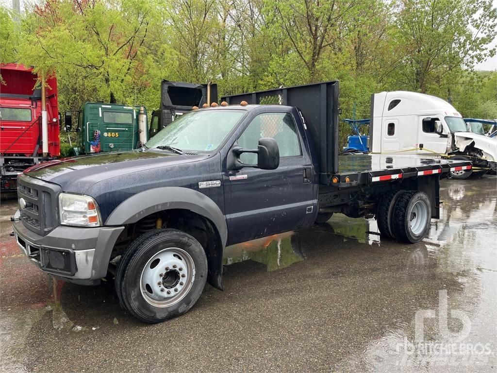 Ford F-550 شاحنات مسطحة/مفصلية الجوانب