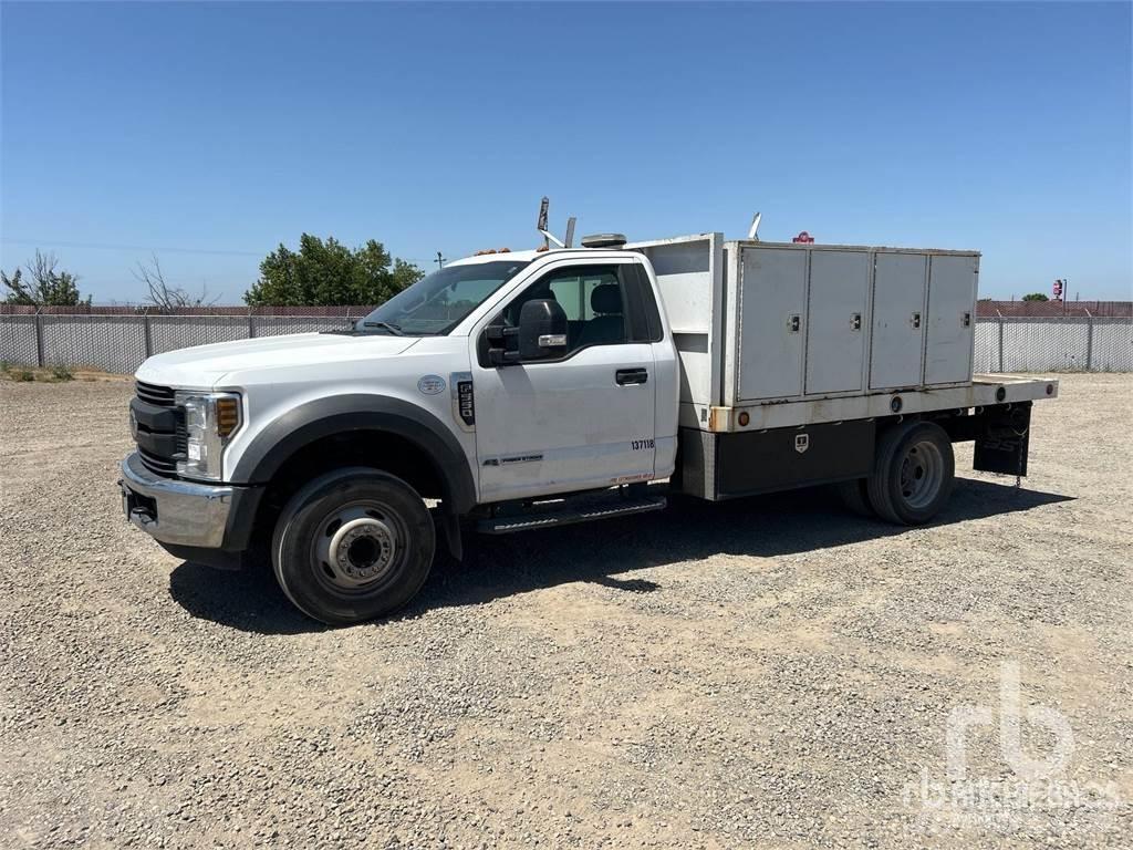 Ford F-550 شاحنات مسطحة/مفصلية الجوانب