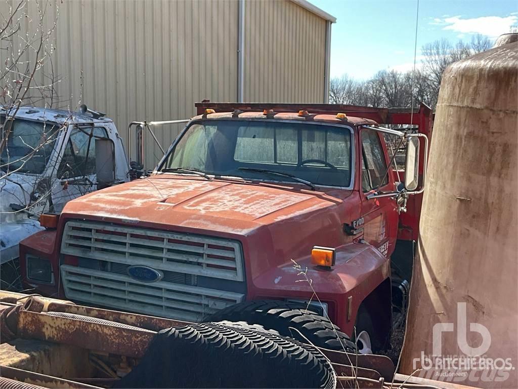 Ford F-700 شاحنات مسطحة/مفصلية الجوانب